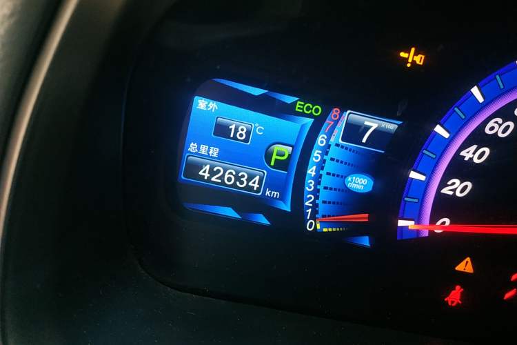 Used BYD M6 2015 2.4L Automatic Prestige Edition Odometer Close Up