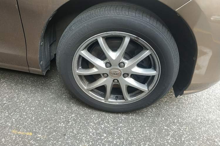 Used BYD M6 2015 2.4L Automatic Prestige Edition Right Front Wheel Hub