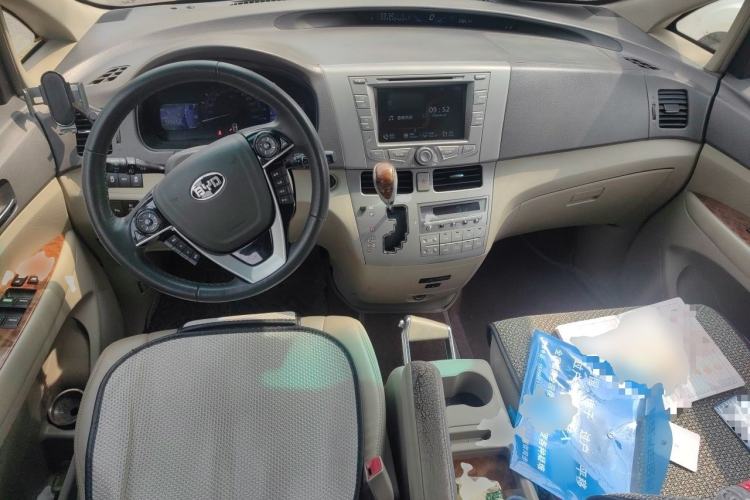 Used BYD M6 2015 2.4L Automatic Prestige Edition Center Console