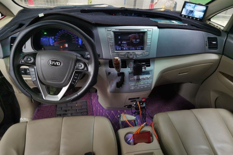 Used BYD M6 2015 2.4L Automatic Prestige Edition Center Console