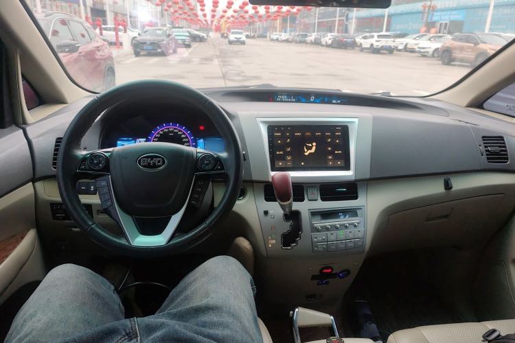 Used BYD M6 2015 2.4L Automatic Luxury Model Center Console