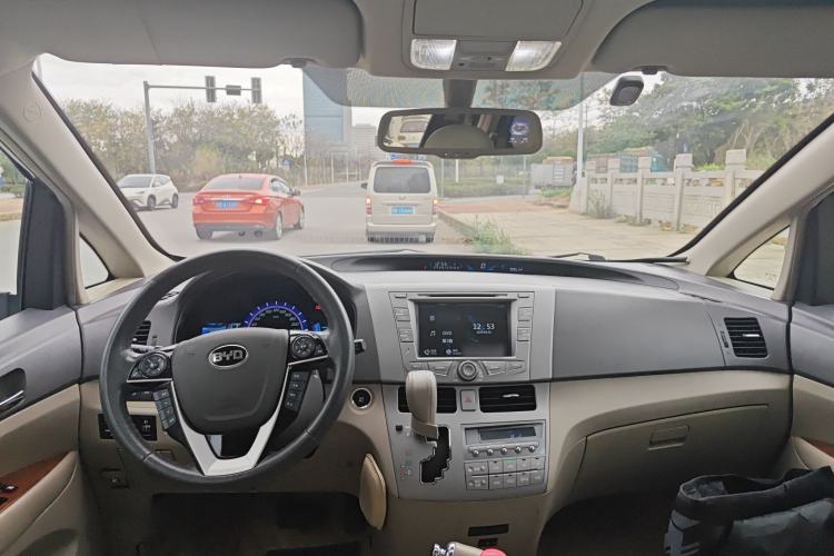 Used BYD M6 2015 2.4L Automatic Prestige Edition Center Console