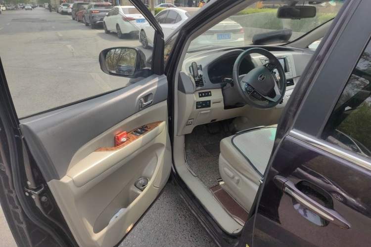 Used BYD M6 2015 2.4L Automatic Prestige Edition Driver Seat