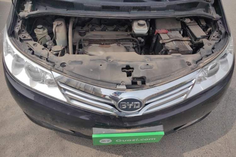 Used BYD M6 2015 2.4L Automatic Prestige Edition Engine Bay