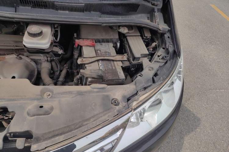 Used BYD M6 2015 2.4L Automatic Prestige Edition Engine Bay Left