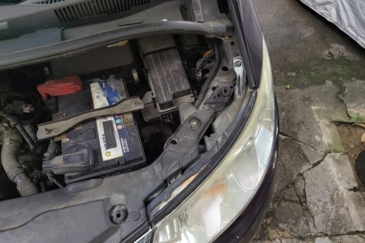 Used BYD M6 2015 2.4L Automatic Prestige Edition Engine Bay Left