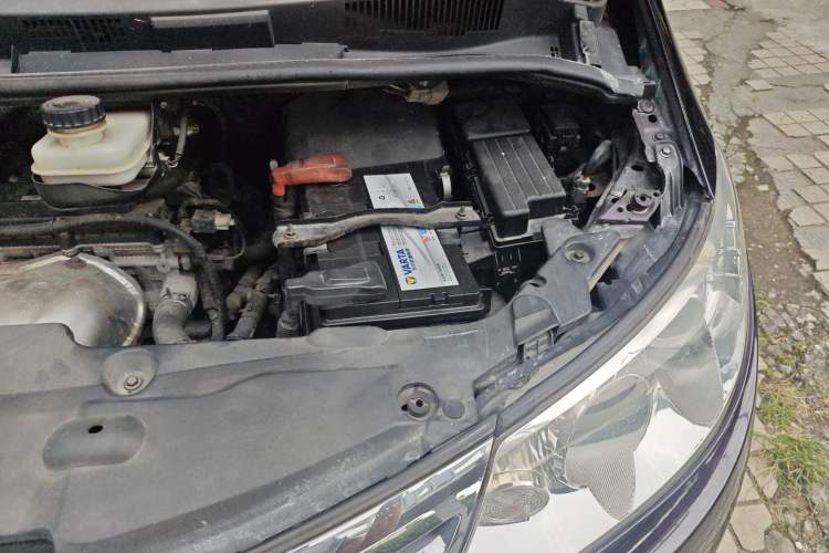 Used BYD M6 2015 2.4L Automatic Prestige Edition Engine Bay Left