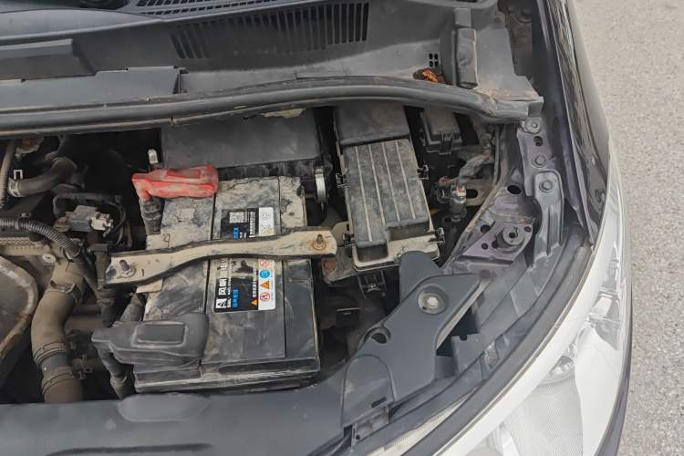 Used BYD M6 2015 2.4L Automatic Prestige Edition Engine Bay Left