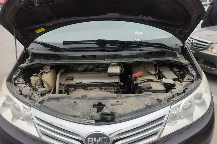 Used BYD M6 2015 2.4L Automatic Luxury Model Engine Bay