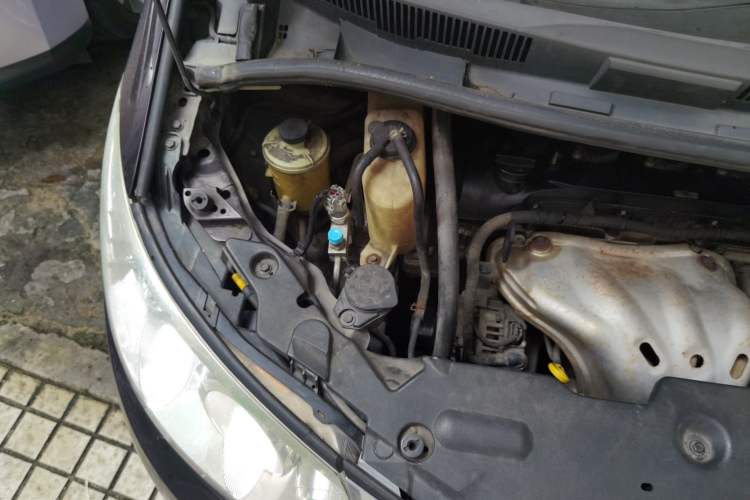 Used BYD M6 2015 2.4L Automatic Prestige Edition Engine Bay Right