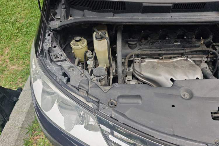 Used BYD M6 2015 2.4L Automatic Prestige Edition Engine Bay Right