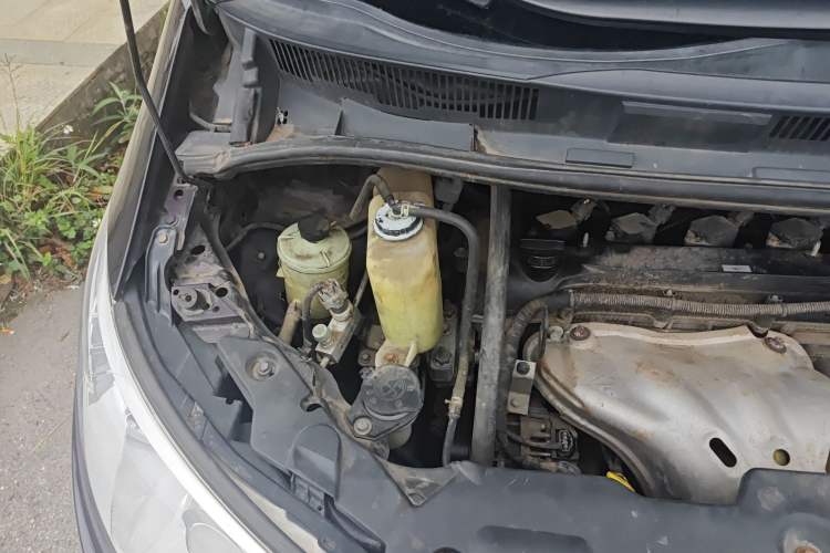 Used BYD M6 2015 2.4L Automatic Prestige Edition Engine Bay Right