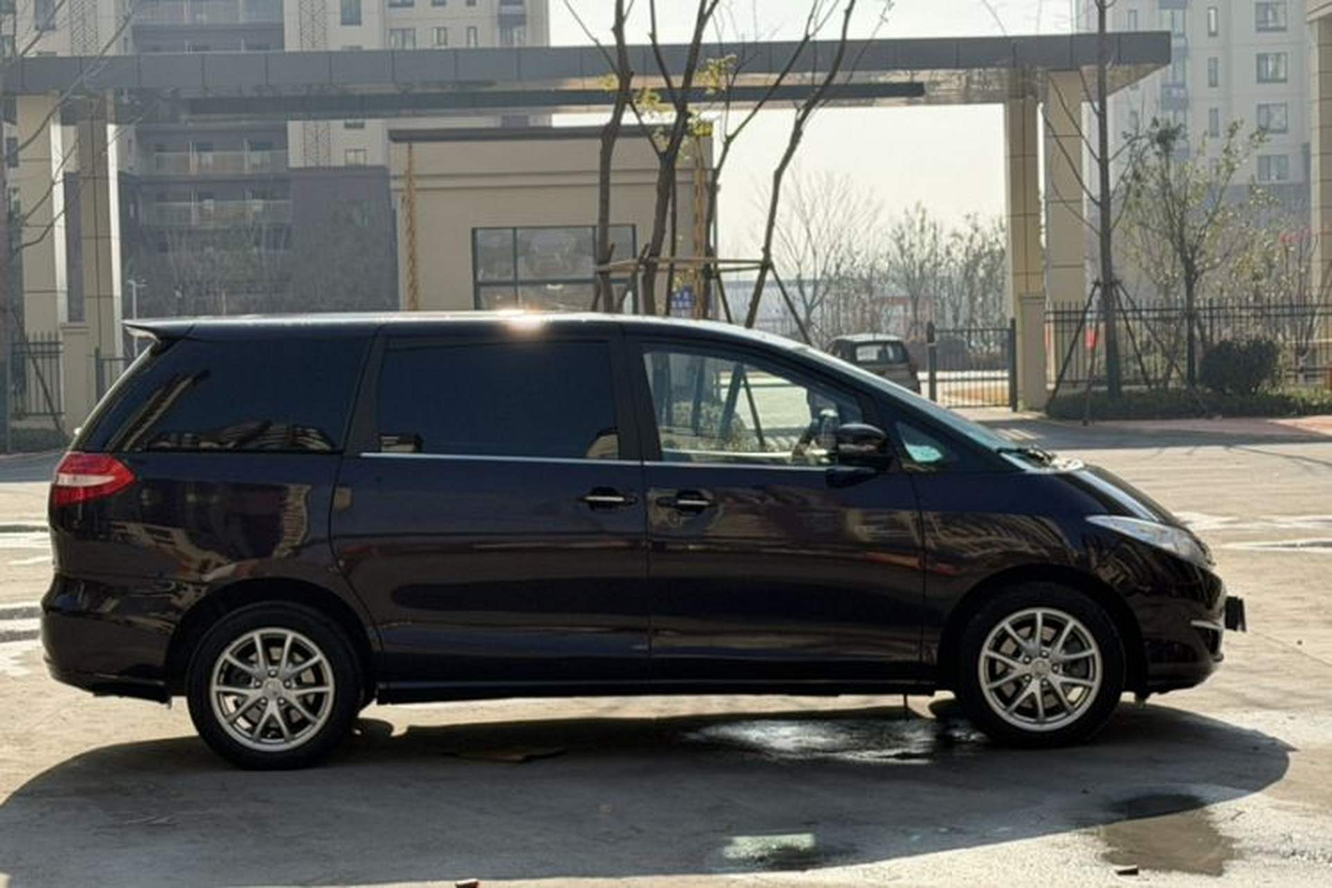 Used BYD M6 2015 2.4L Automatic Luxury Model Exterior 2