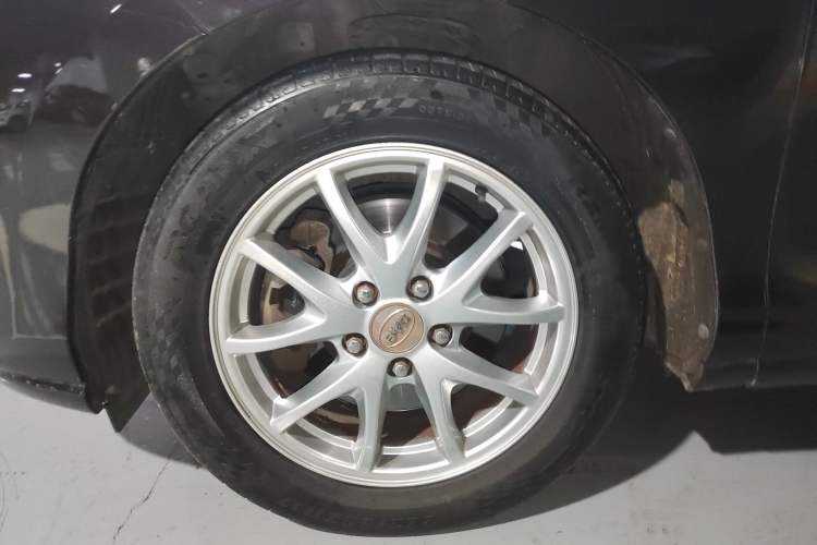 Used BYD M6 2015 2.4L Automatic Prestige Edition Exterior 4