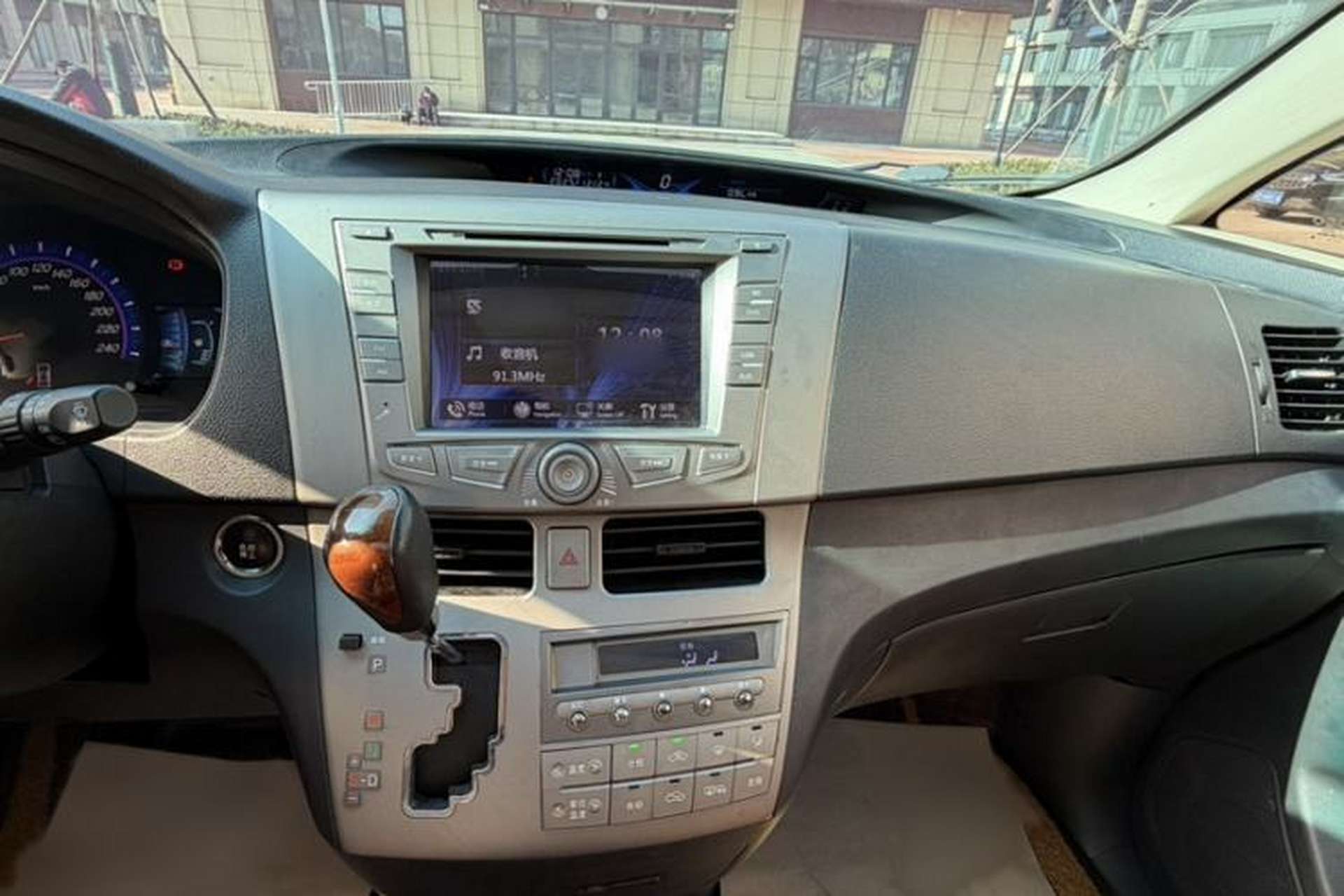 Used BYD M6 2015 2.4L Automatic Luxury Model Gear Lever
