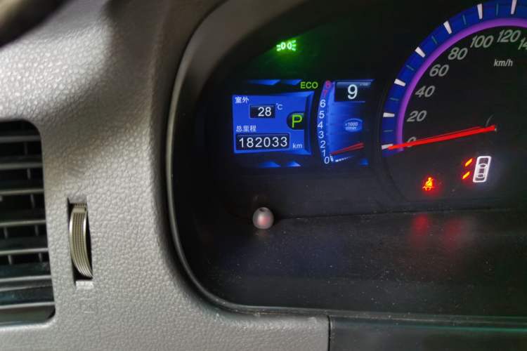 Used BYD M6 2015 2.4L Automatic Prestige Edition Odometer Close Up
