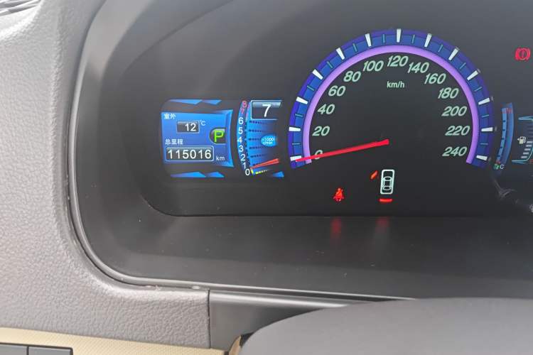 Used BYD M6 2015 2.4L Automatic Prestige Edition Odometer Close Up