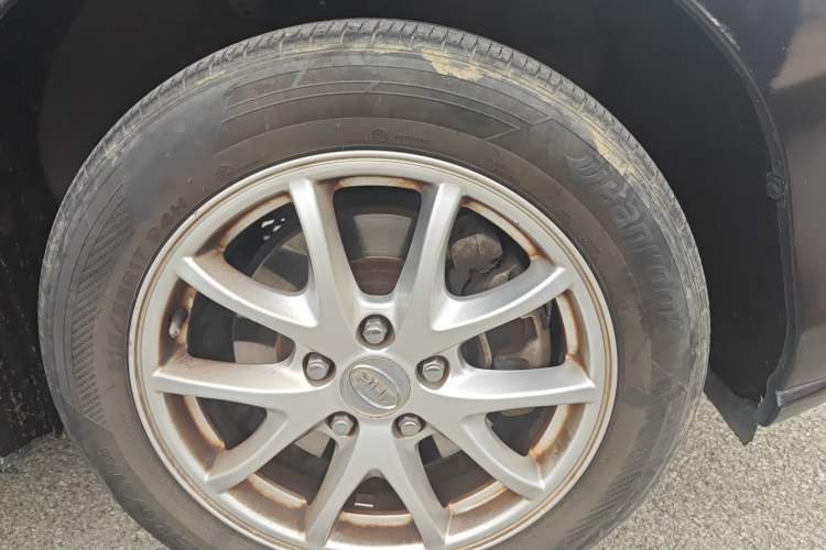 Used BYD M6 2015 2.4L Automatic Prestige Edition Right Front Wheel Hub