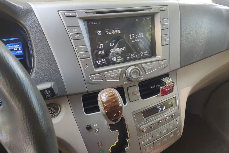 Used BYD M6 2015 2.4L Automatic Prestige Edition Audio And AC Panel