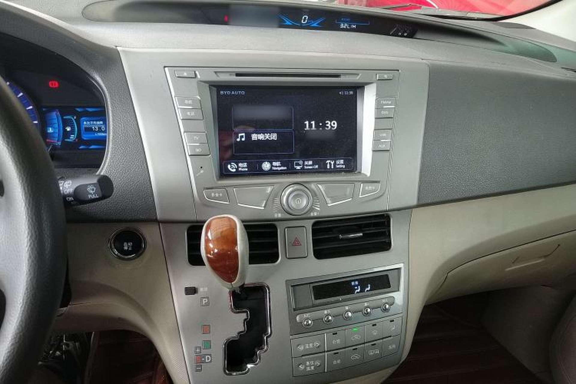 Used BYD M6 2015 2.4L Automatic Prestige Edition Audio And AC Panel