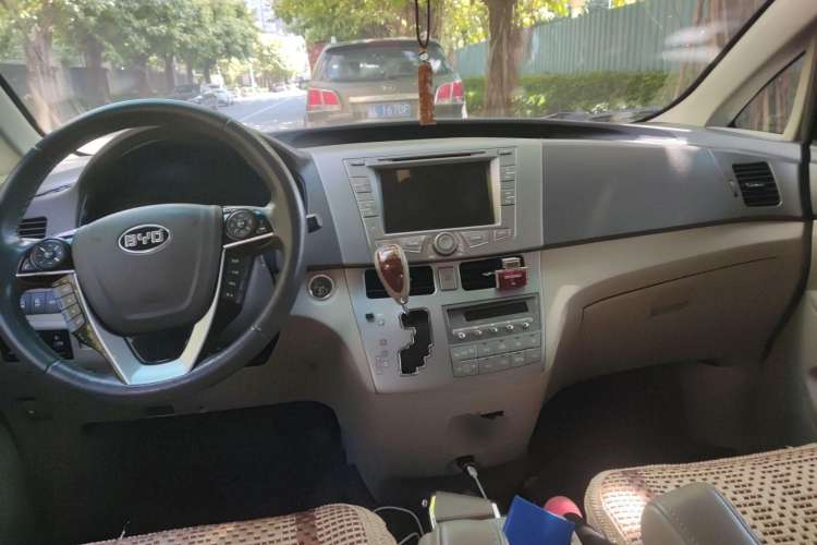 Used BYD M6 2015 2.4L Automatic Prestige Edition Center Console