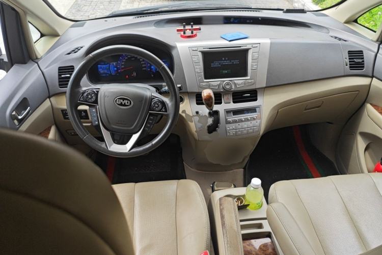 Used BYD M6 2015 2.4L Automatic Prestige Edition Center Console