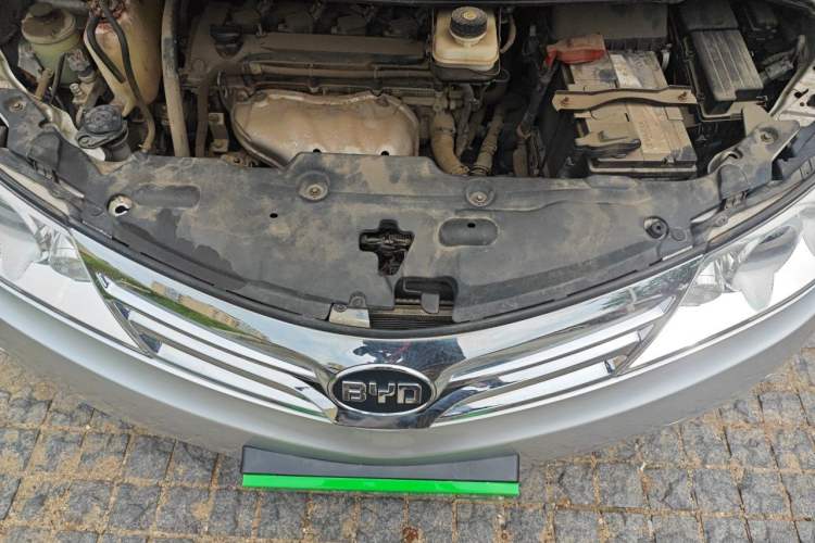 Used BYD M6 2015 2.4L Automatic Prestige Edition Engine Bay