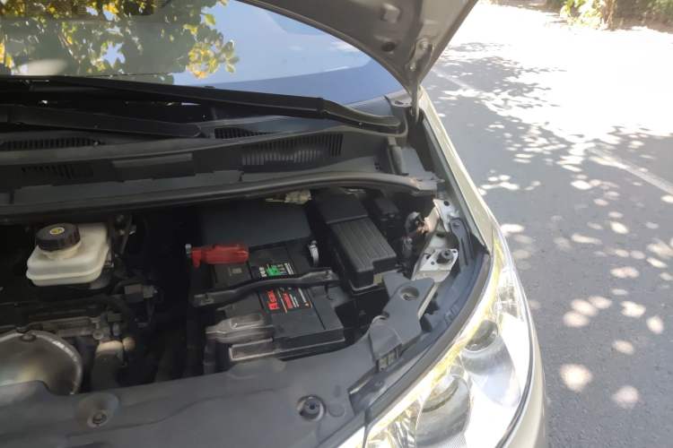 Used BYD M6 2015 2.4L Automatic Prestige Edition Engine Bay Left