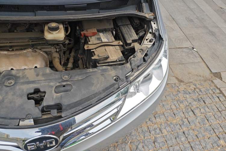 Used BYD M6 2015 2.4L Automatic Prestige Edition Engine Bay Left