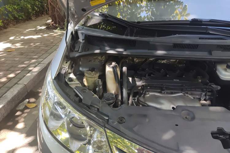 Used BYD M6 2015 2.4L Automatic Prestige Edition Engine Bay Right