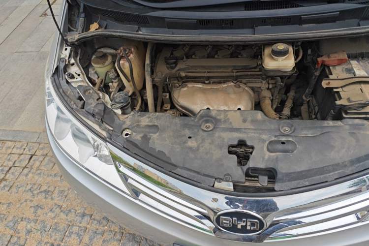 Used BYD M6 2015 2.4L Automatic Prestige Edition Engine Bay Right