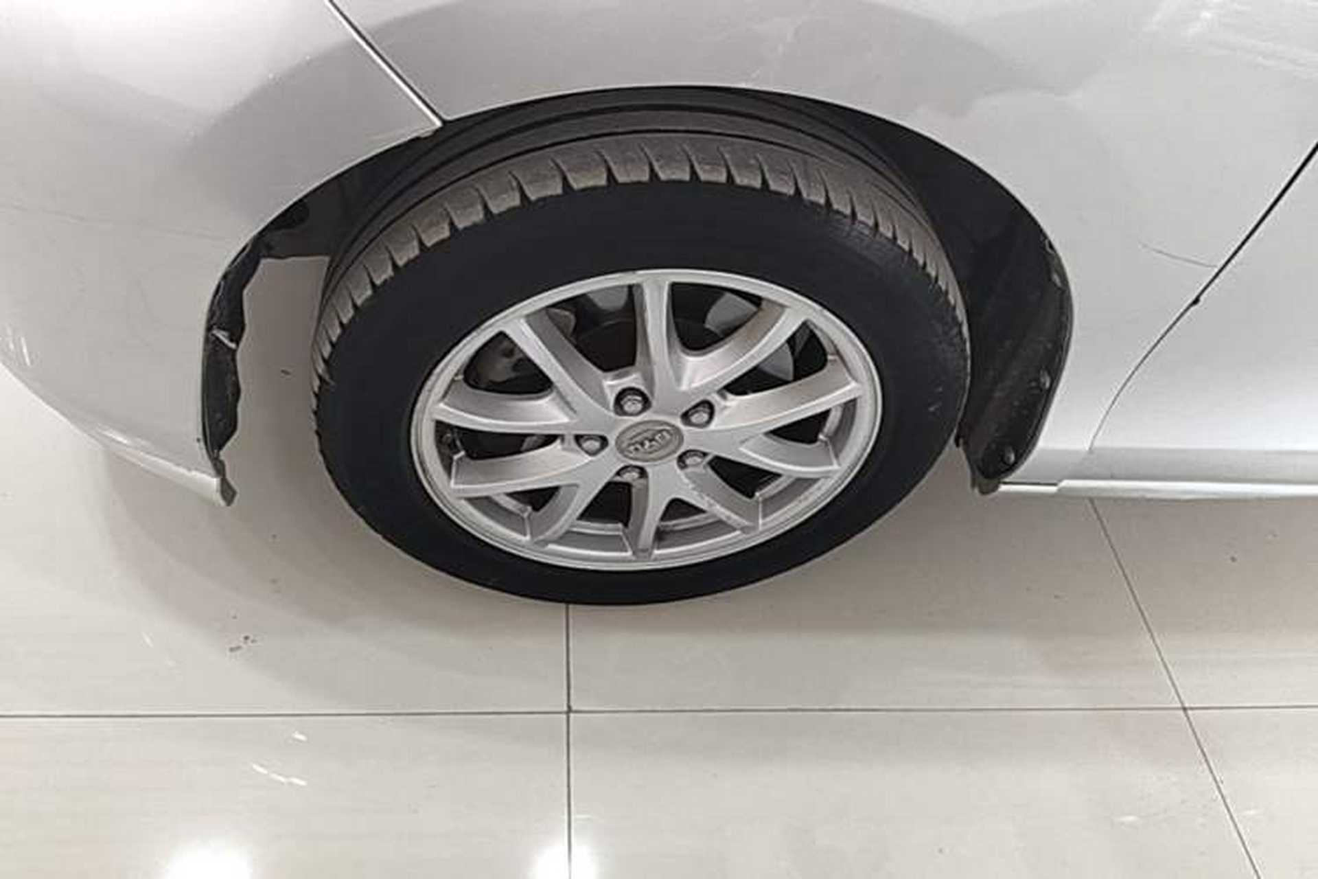 Used BYD M6 2015 2.4L Automatic Luxury Model Exterior 4