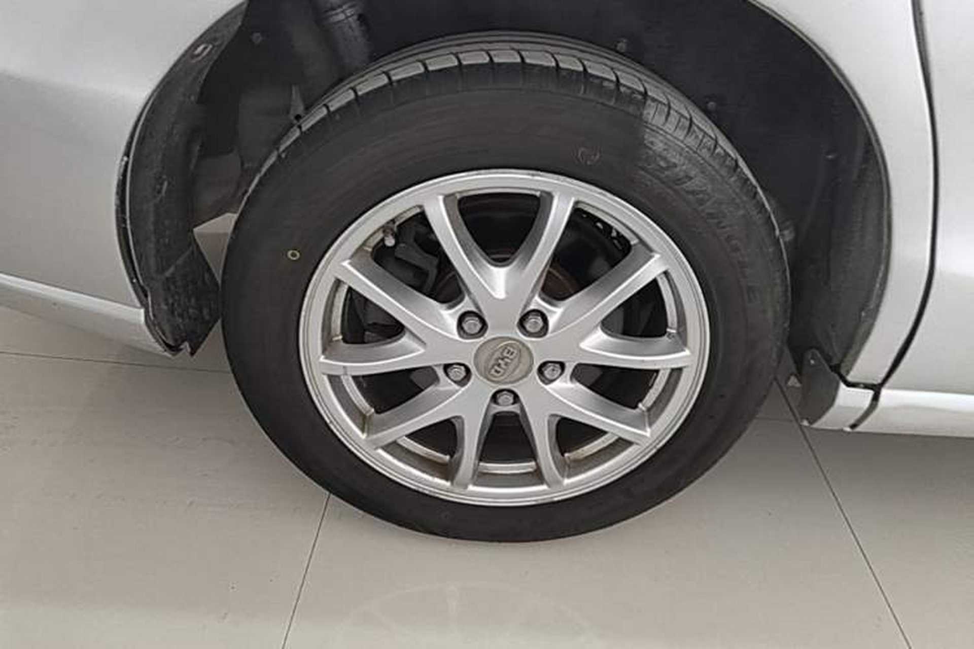 Used BYD M6 2015 2.4L Automatic Luxury Model Exterior 5