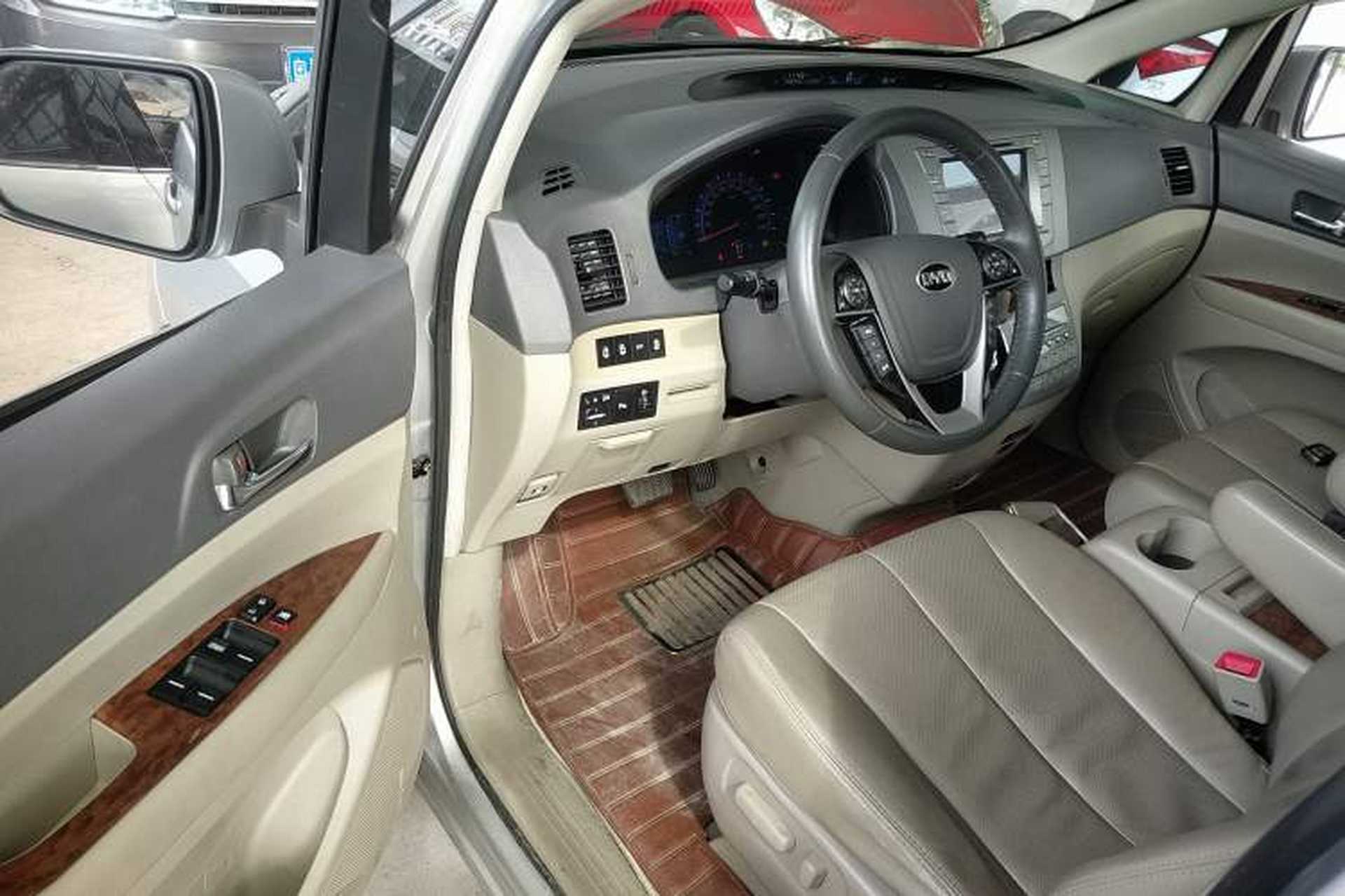 Used BYD M6 2015 2.4L Automatic Prestige Edition Interior 3