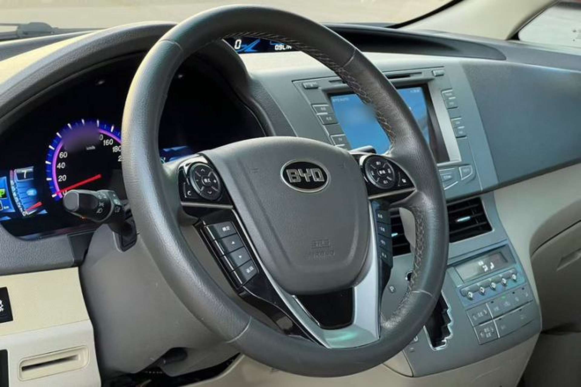 Used BYD M6 2015 2.4L Automatic Prestige Edition Interior 5