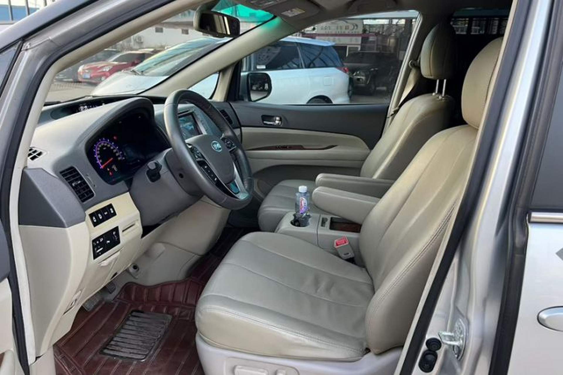 Used BYD M6 2015 2.4L Automatic Prestige Edition Interior 6