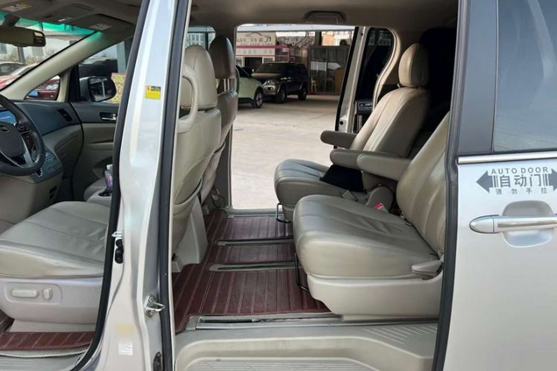 Used BYD M6 2015 2.4L Automatic Prestige Edition Interior 8