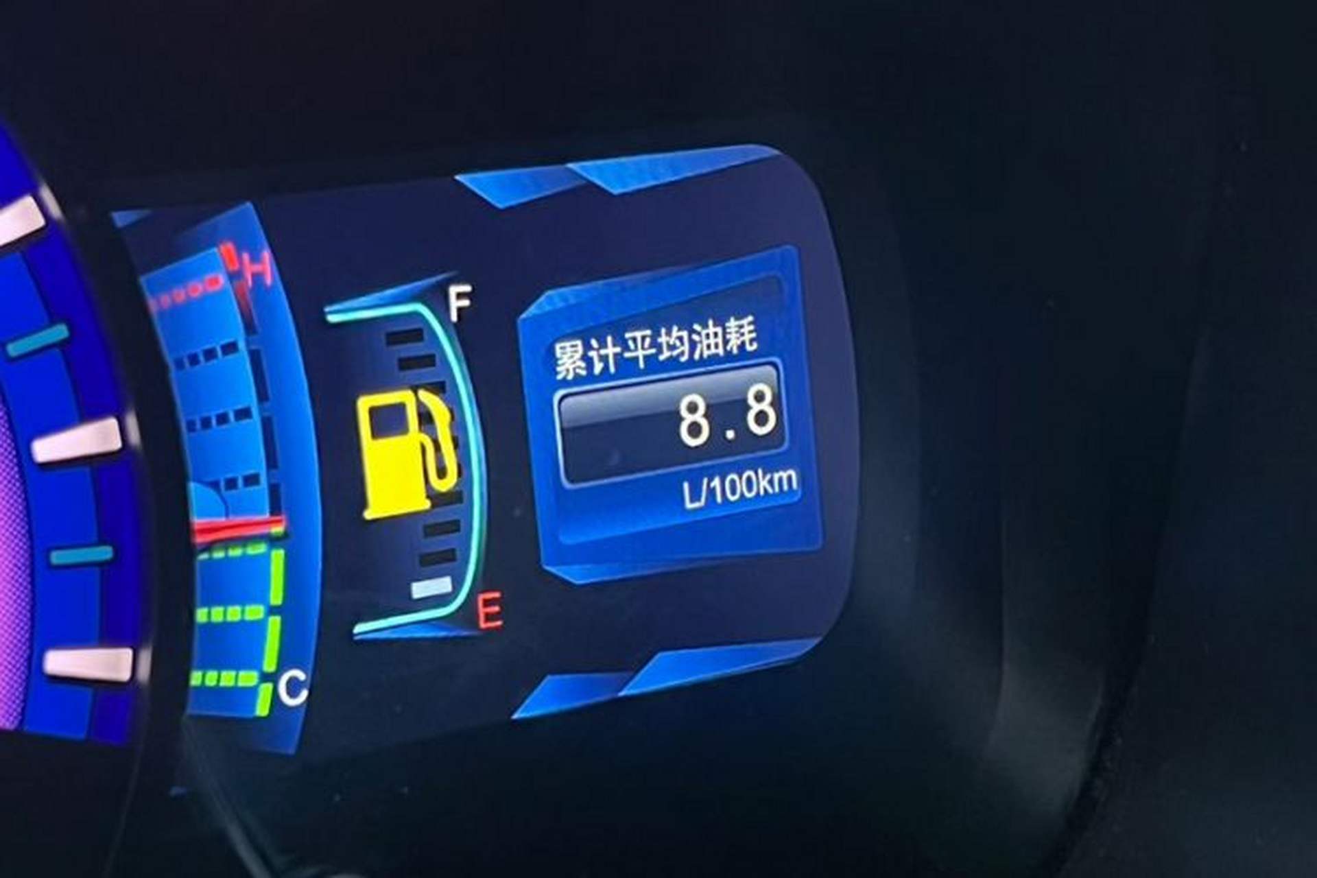 Used BYD M6 2015 2.4L Automatic Prestige Edition Interior 9