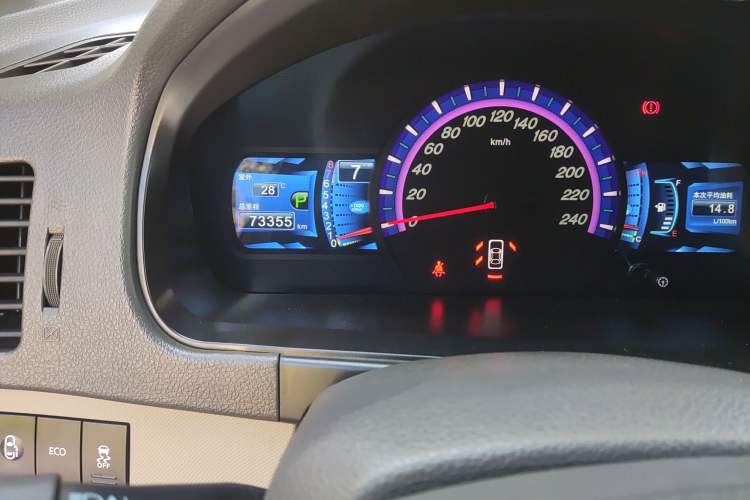 Used BYD M6 2015 2.4L Automatic Prestige Edition Odometer Close Up
