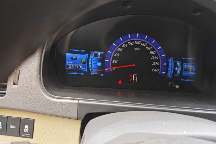 Used BYD M6 2015 2.4L Automatic Prestige Edition Odometer Close Up