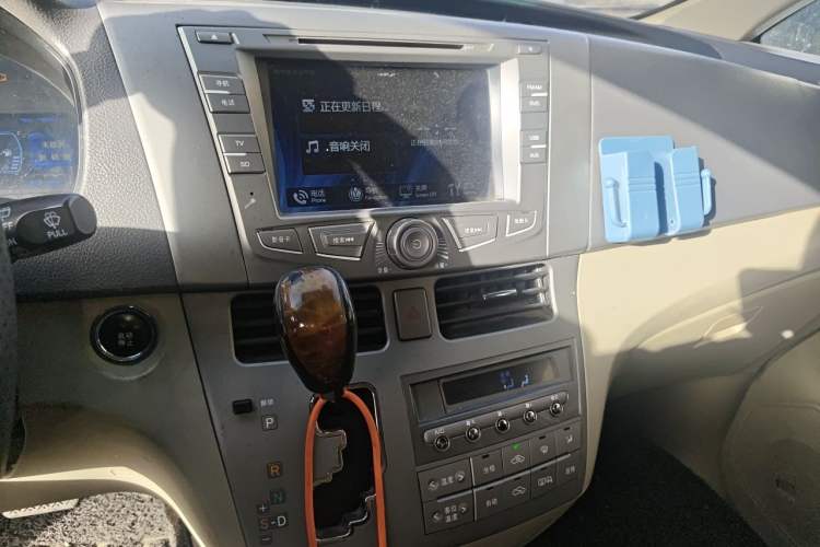 Used BYD M6 2015 2.4L Automatic Prestige Edition Audio And AC Panel