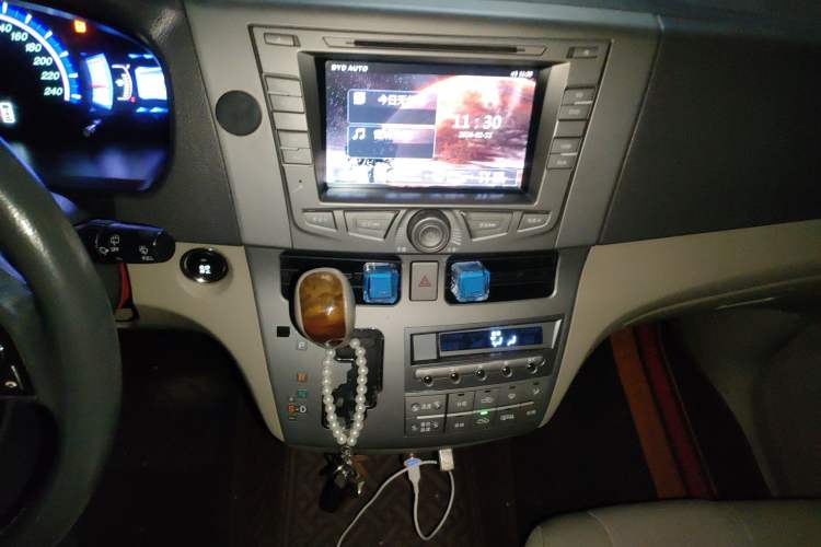 Used BYD M6 2015 2.4L Automatic Prestige Edition Audio And AC Panel