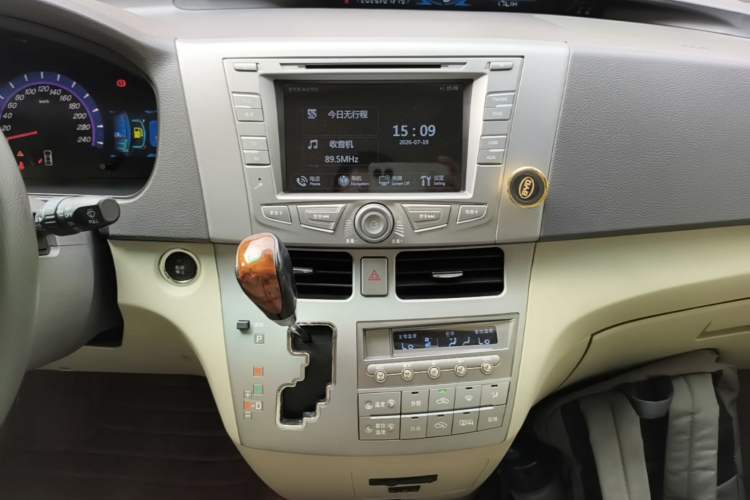 Used BYD M6 2015 2.4L Automatic Prestige Edition Audio And AC Panel