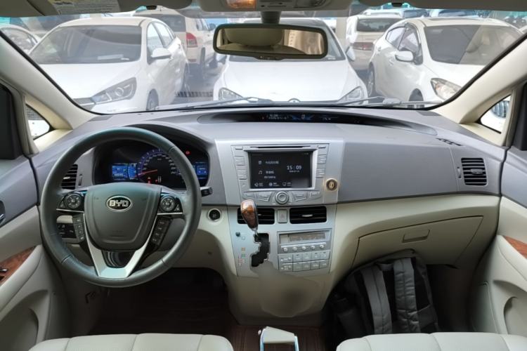 Used BYD M6 2015 2.4L Automatic Prestige Edition Center Console