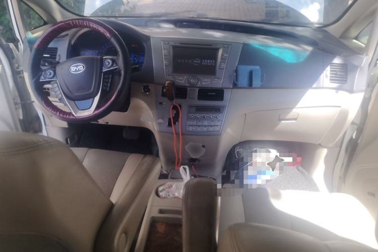 Used BYD M6 2015 2.4L Automatic Prestige Edition Center Console