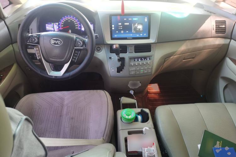 Used BYD M6 2015 2.4L Automatic Prestige Edition Center Console