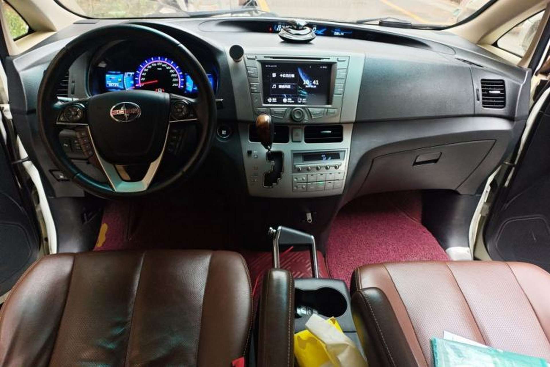 Used BYD M6 2015 2.4L Automatic Prestige Edition Center Console