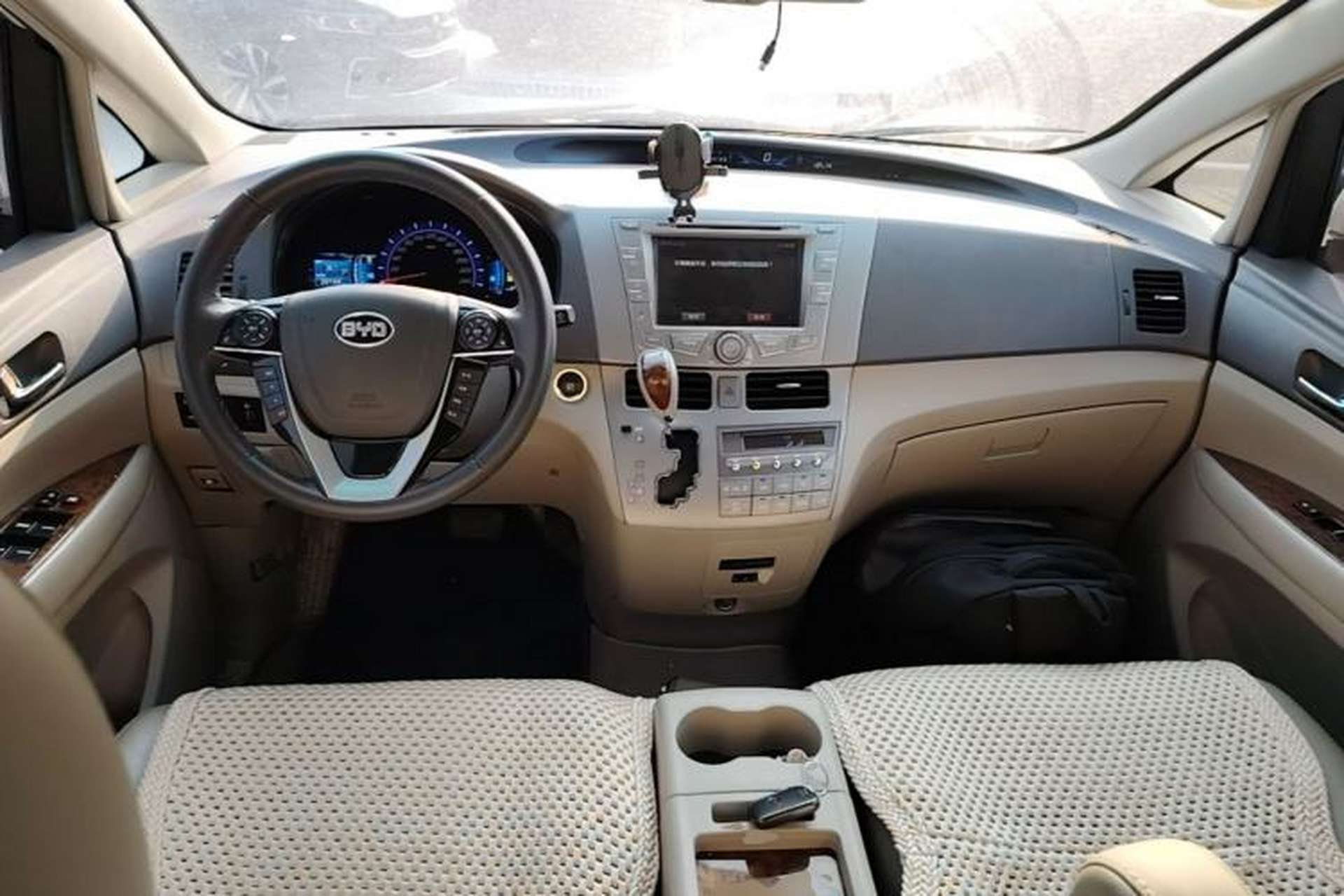 Used BYD M6 2015 2.4L Automatic Prestige Edition Center Console