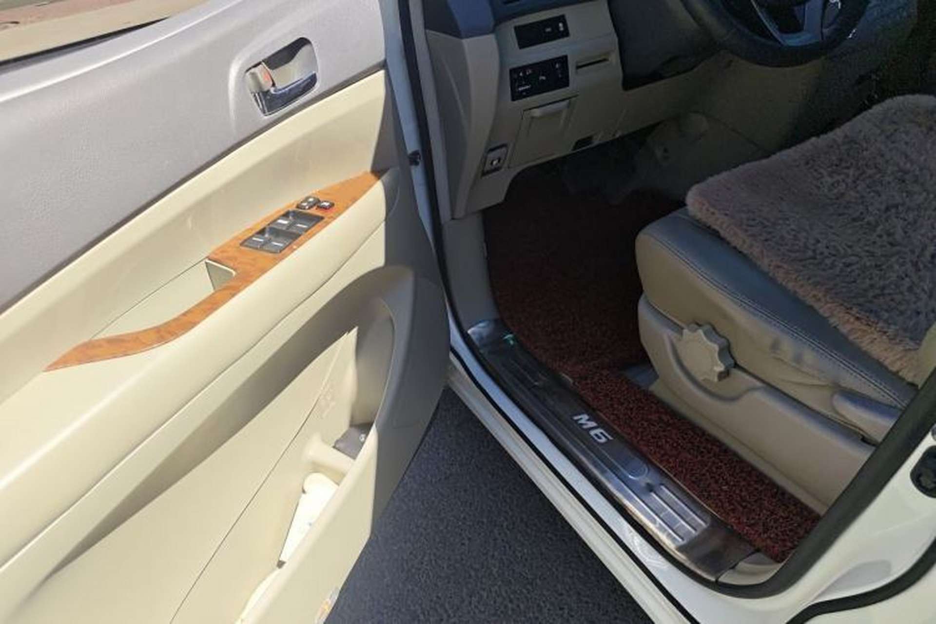 Used BYD M6 2015 2.4L Automatic Luxury Model Driver Seat
