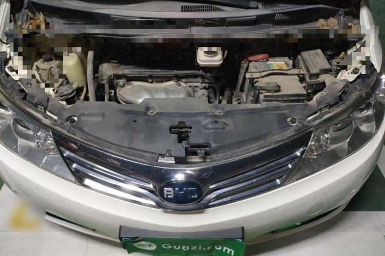 Used BYD M6 2015 2.4L Automatic Prestige Edition Engine Bay